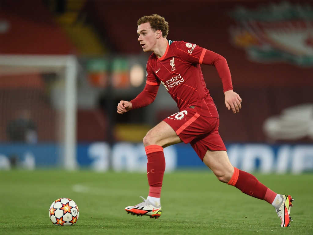 詹俊：阿隆索若在皇马固守三中卫体系，阿诺德或更适配右翼卫角色